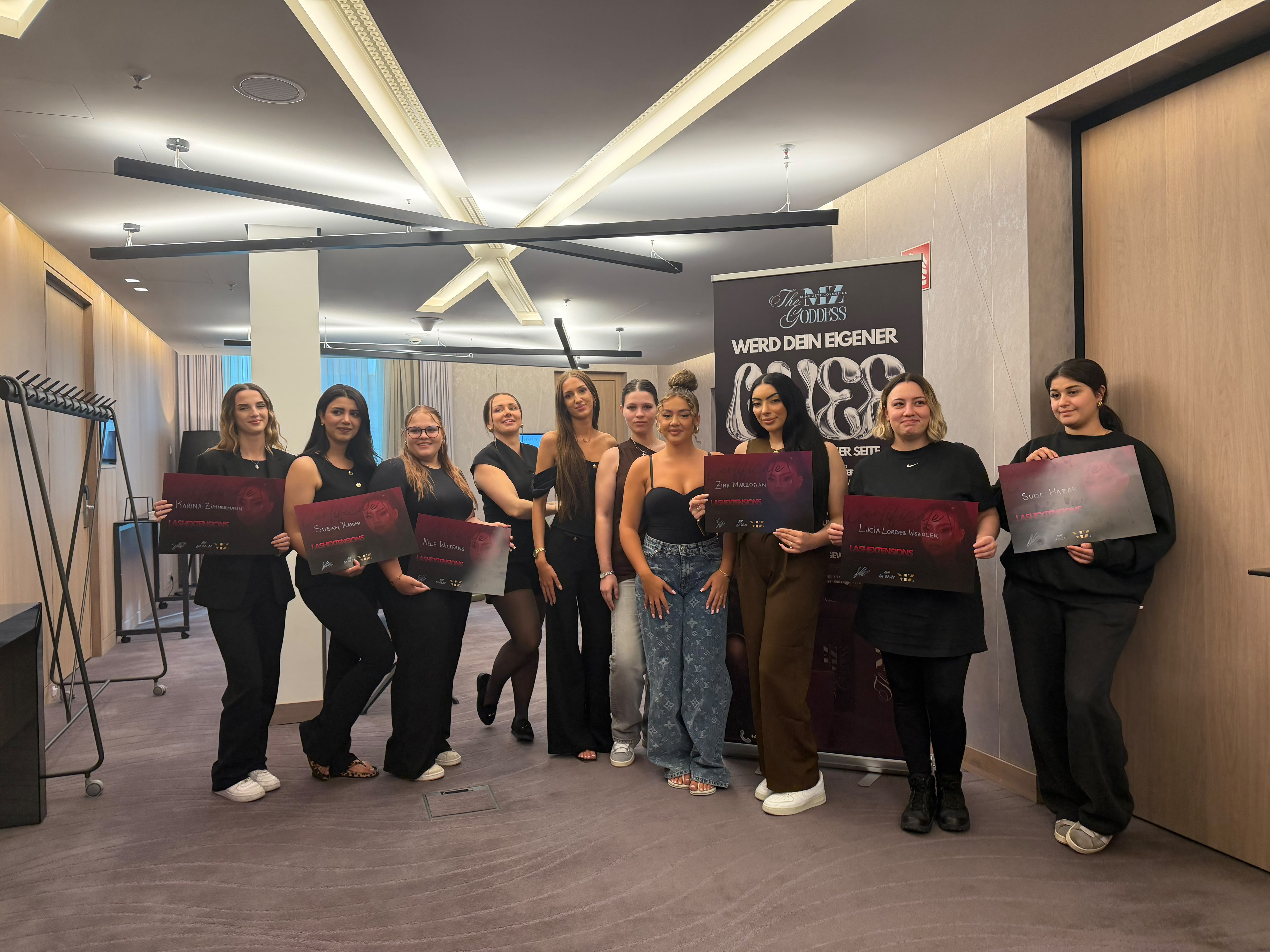 Absolventinnen der Lash Training Ausbildung mit Zertifikaten bei The MZ Goddess